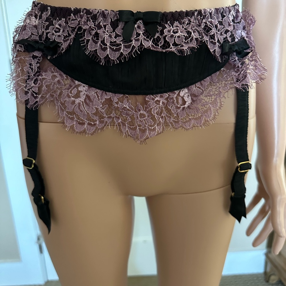 Agent Provocateur Verronika Suspender Black/Violet size 4